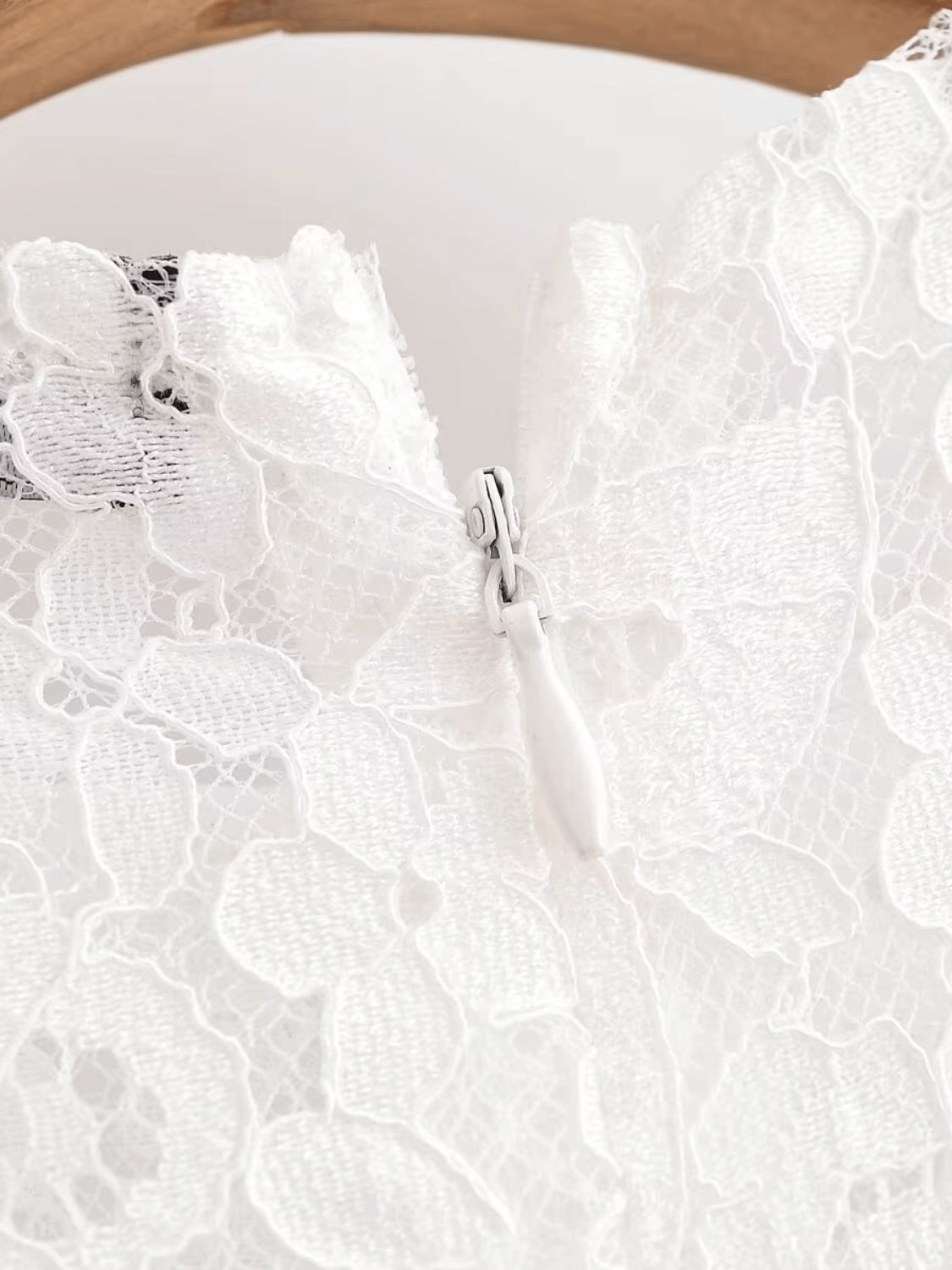 Vestido Feminino Midi de Renda Branco Gola Alta sem Mangas – Florença