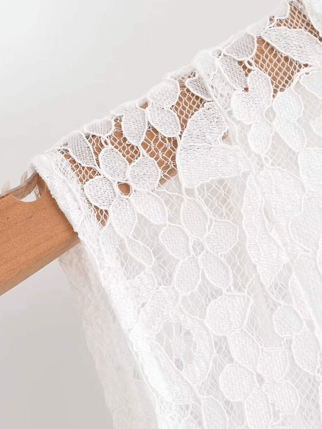 Vestido Feminino Midi de Renda Branco Gola Alta sem Mangas – Florença