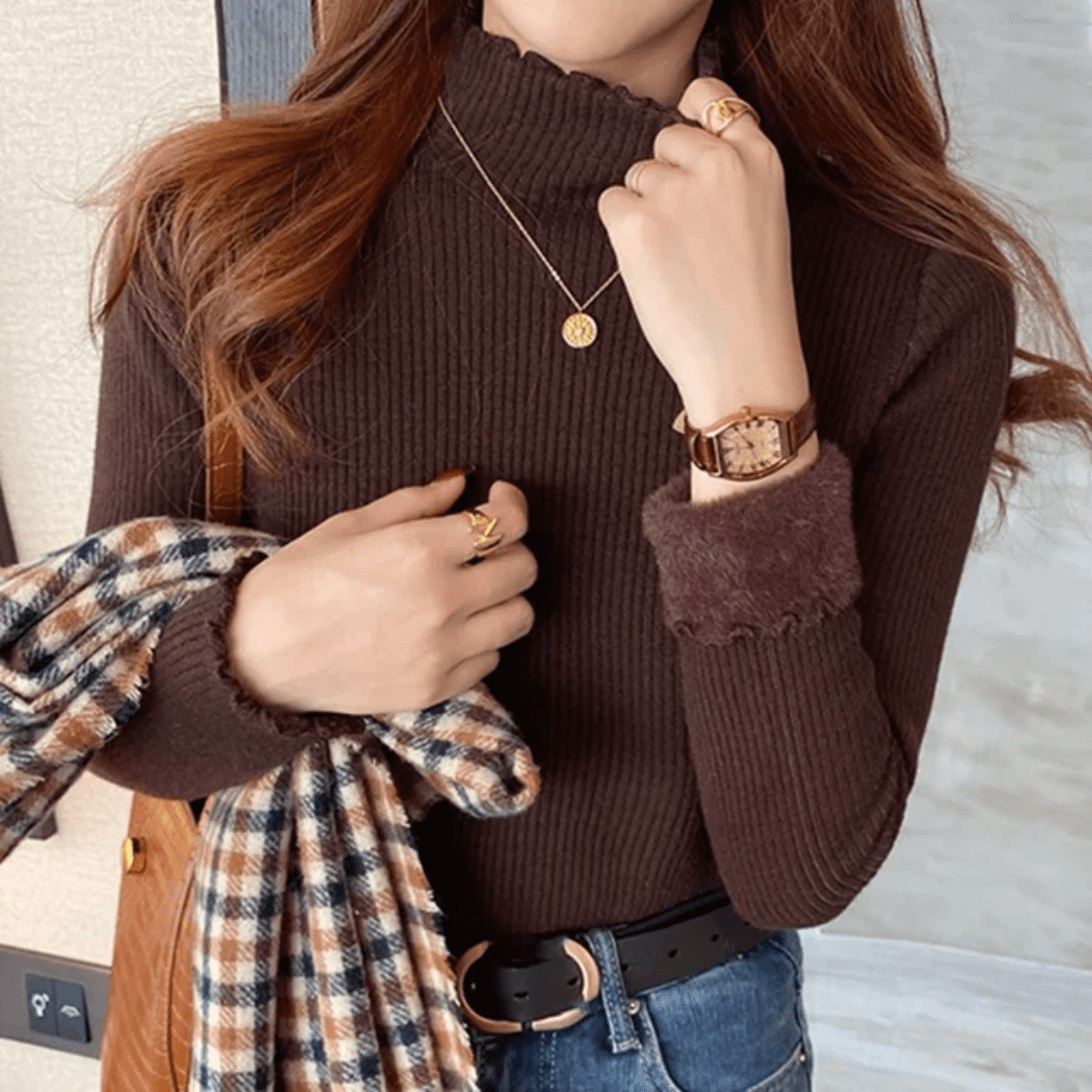 Blusa Peluciada e Canelada com Gola Alta