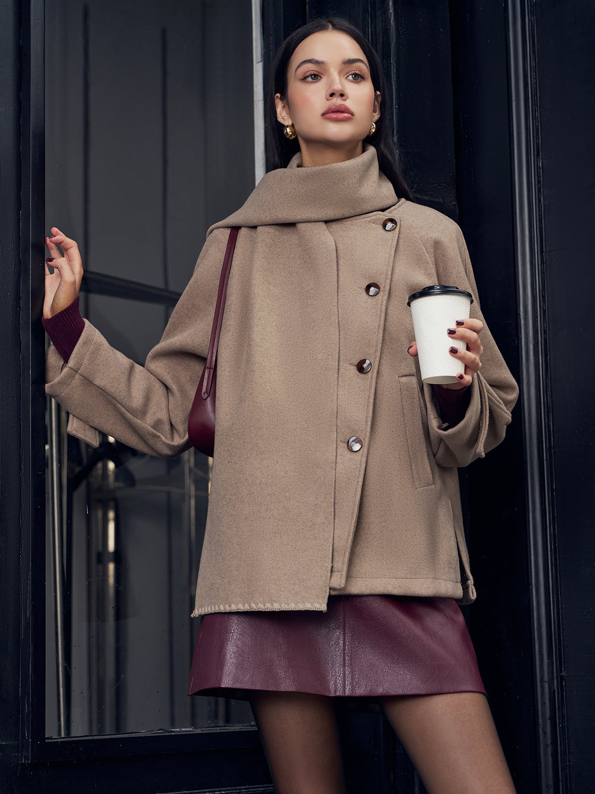 Jaqueta Plissada com Cachecol de Botões