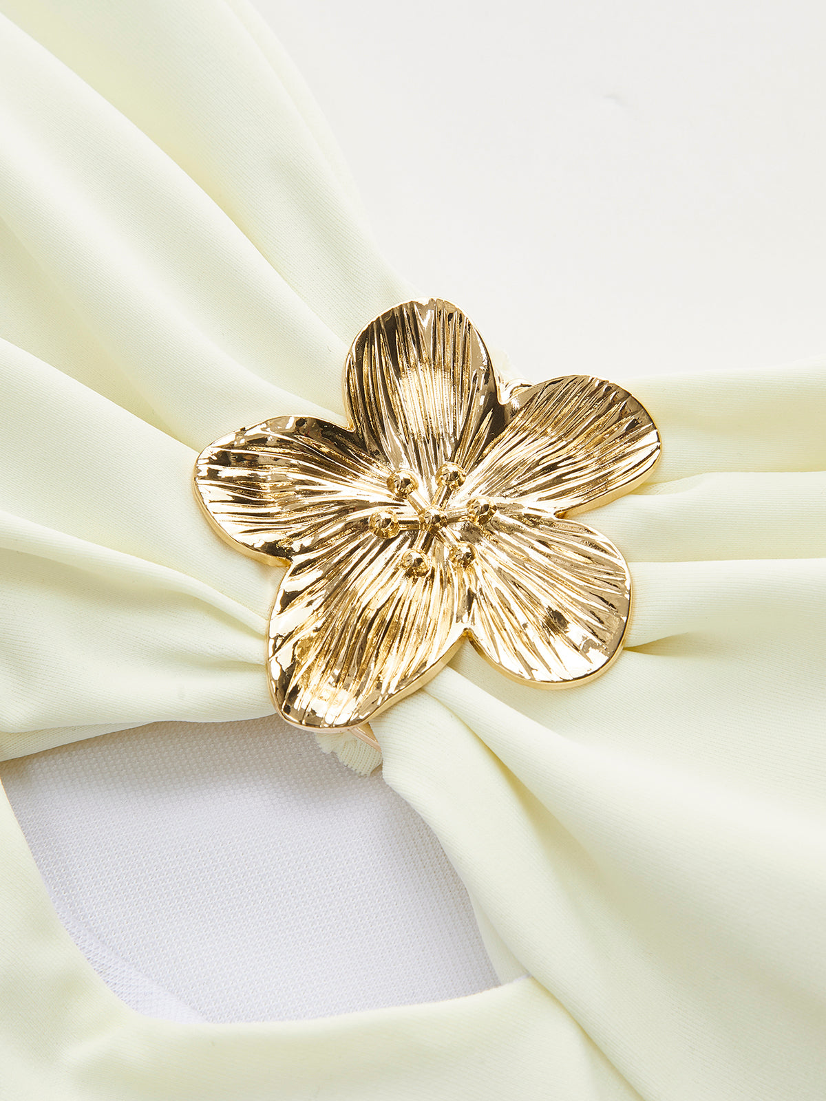 Maiô com Alças Finas e Flor de Metal