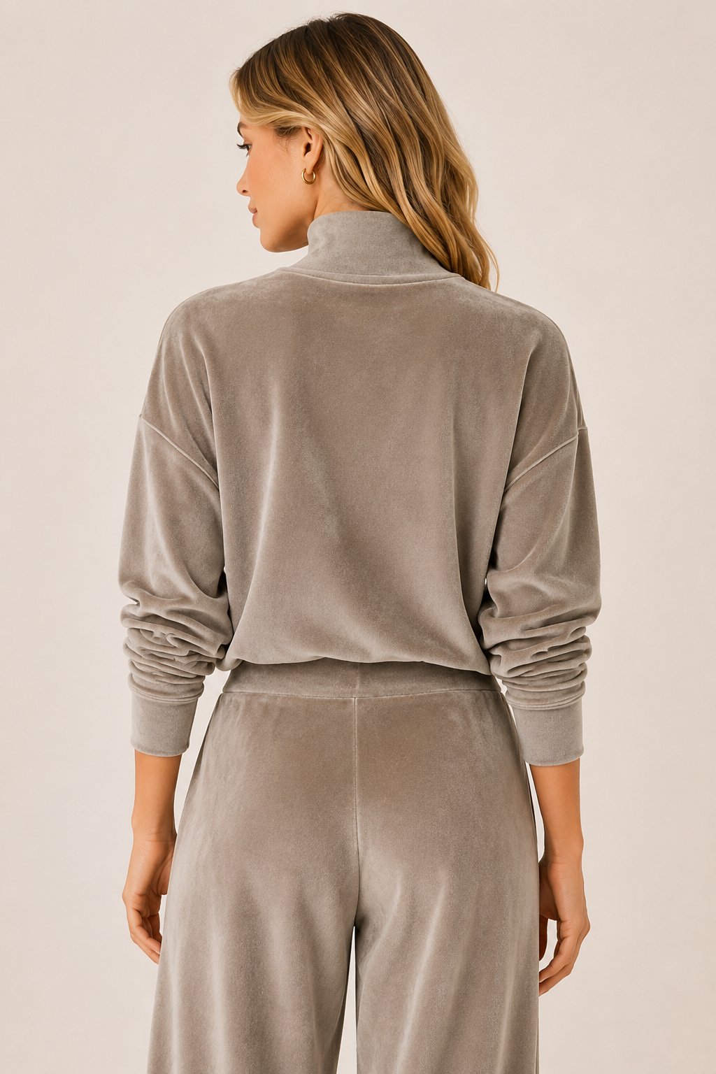 Conjunto Feminino de Veludo Gola Alta com Calça Pantalona – Lucca