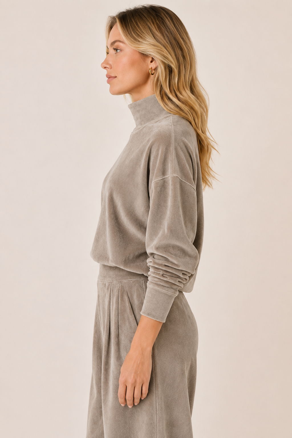 Conjunto Feminino de Veludo Gola Alta com Calça Pantalona – Lucca