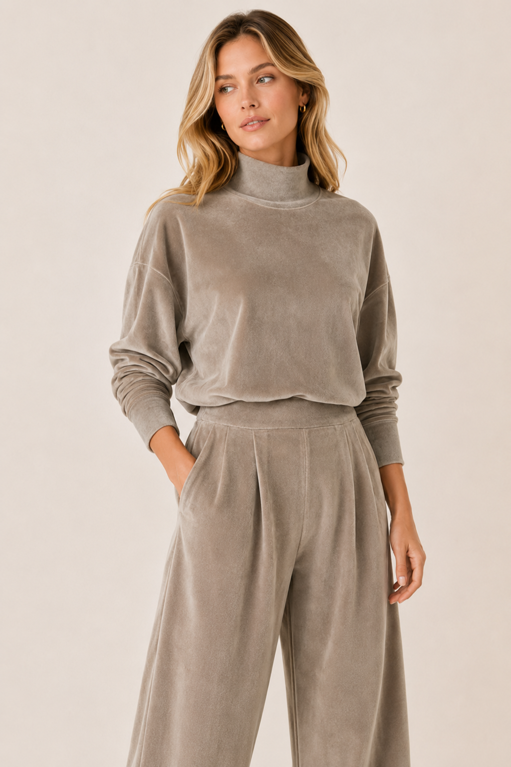 Conjunto Feminino de Veludo Gola Alta com Calça Pantalona – Lucca