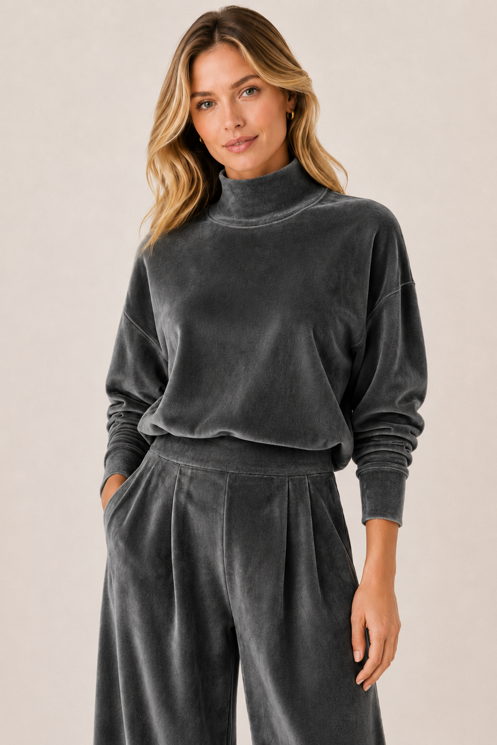 Conjunto Feminino de Veludo Gola Alta com Calça Pantalona – Lucca