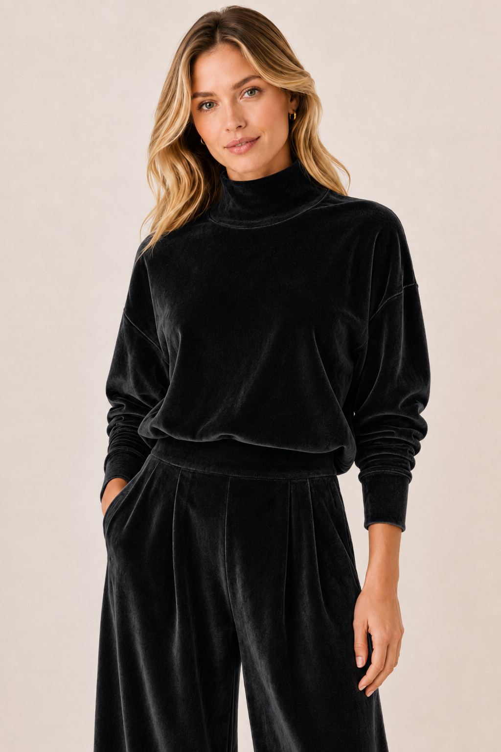 Conjunto Feminino de Veludo Gola Alta com Calça Pantalona – Lucca