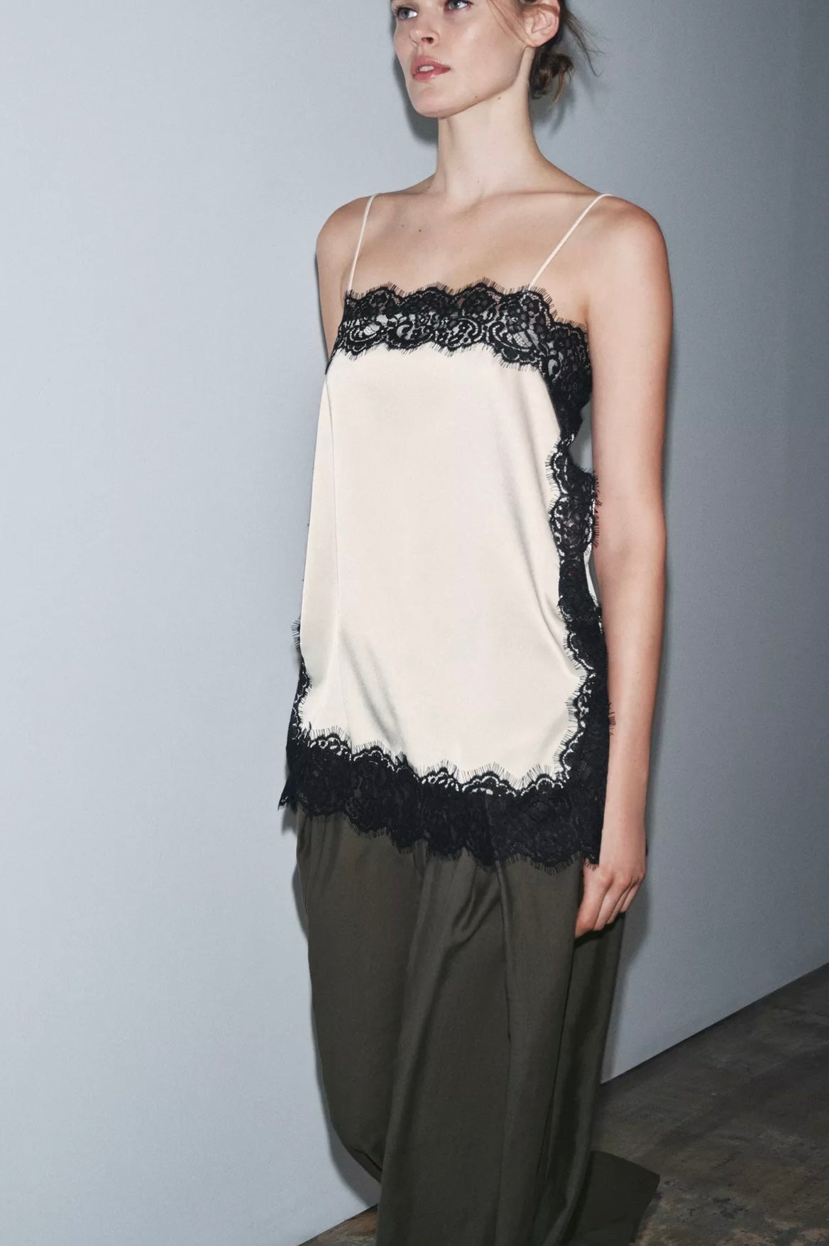 Top Acetinado com Renda Contrastante – Ivory