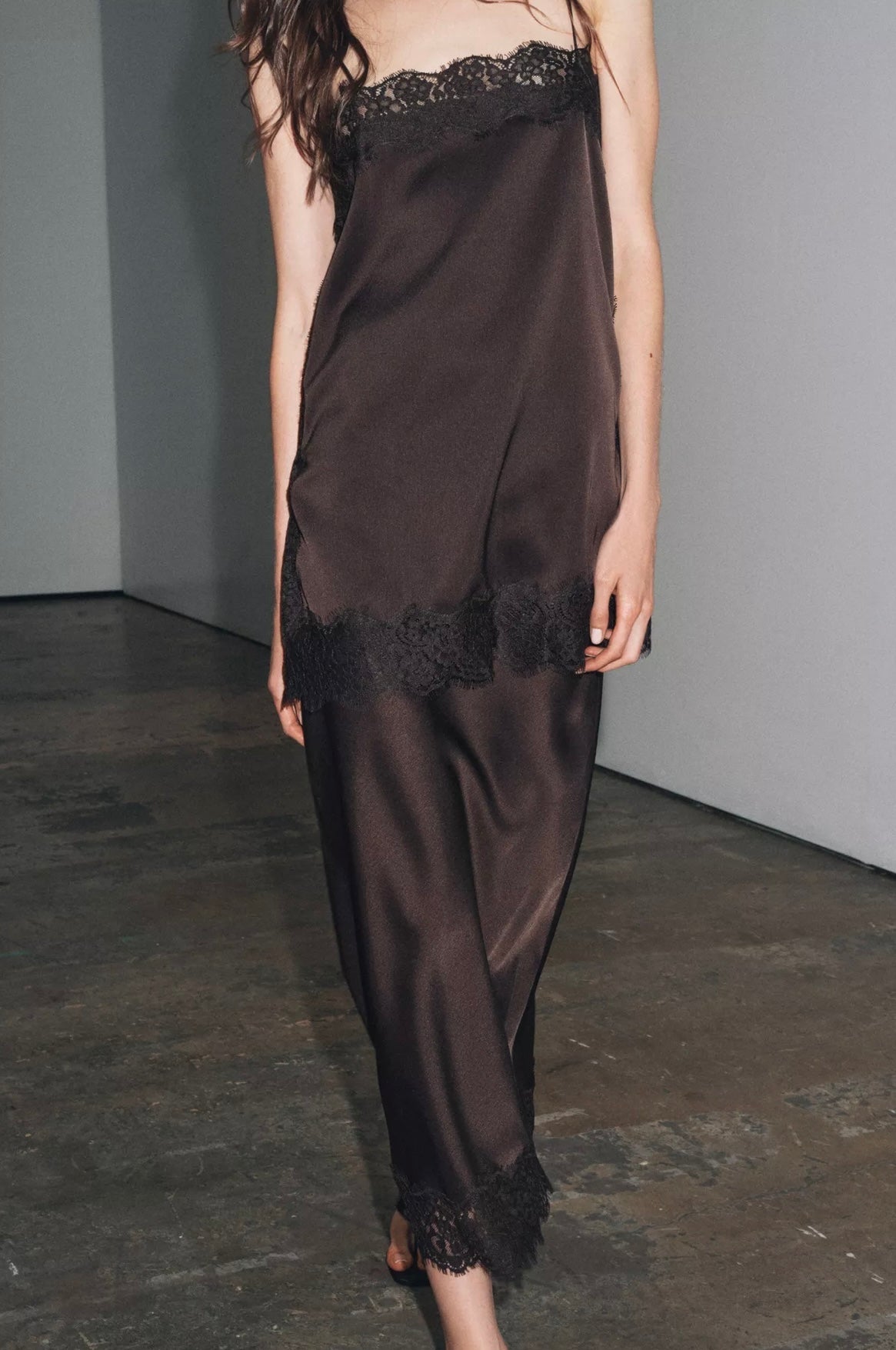 Top Acetinado com Renda Contrastante – Ivory