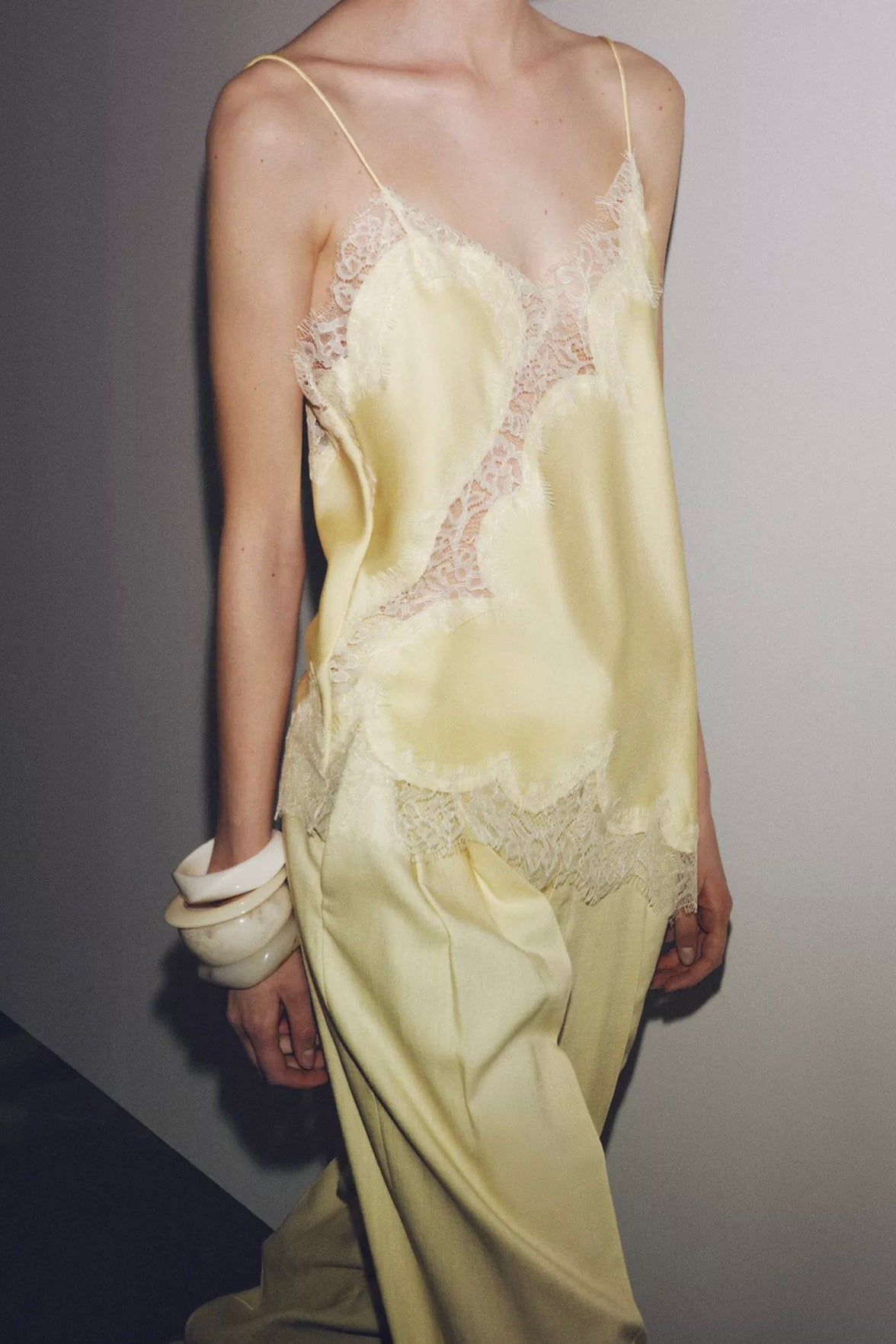 Top de Alça com Renda Acetinada – Éclat