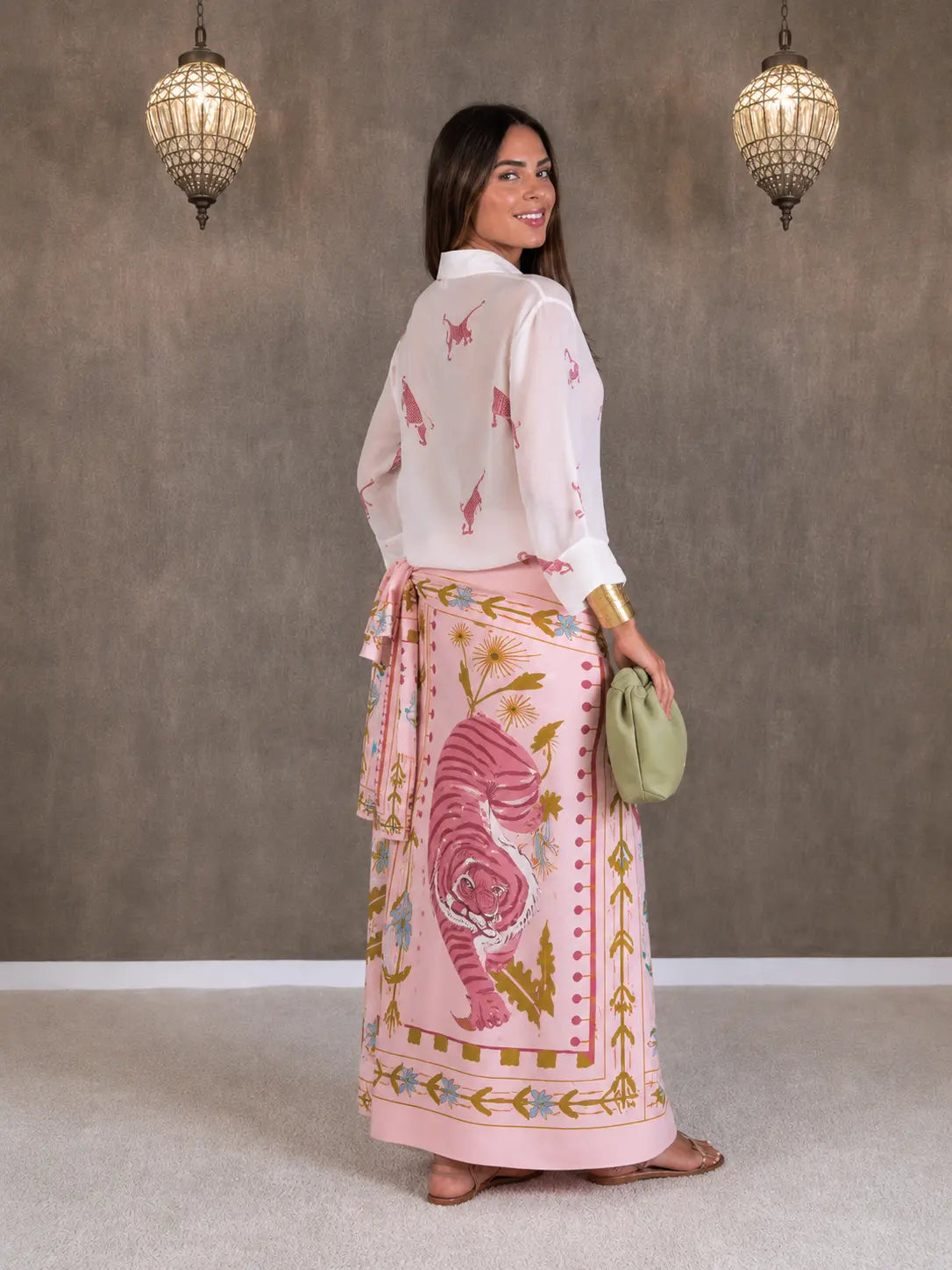 Conjunto Feminino Rosa com Estampa de Tigre Camisa e Saia Longa — Jaipur