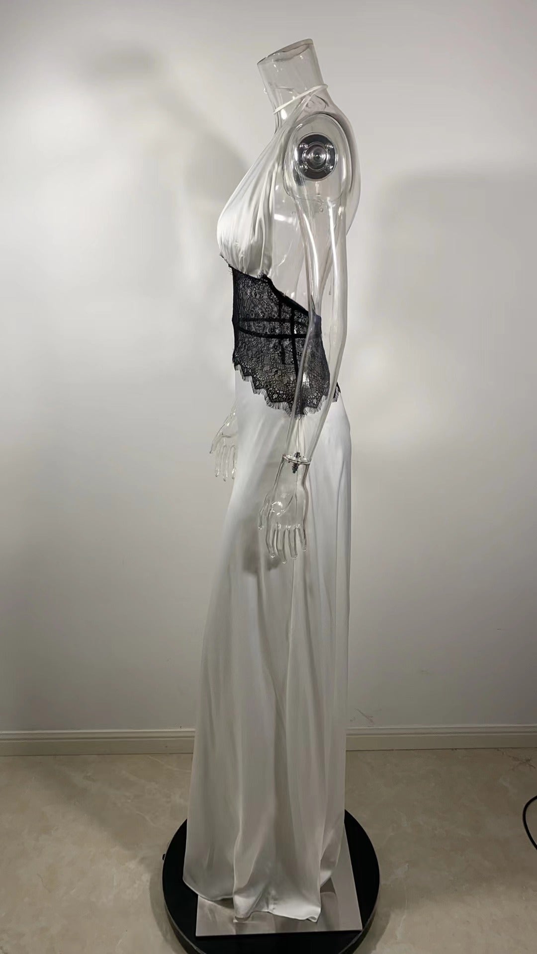 Vestido Longo Acetinado com Renda - Oasis