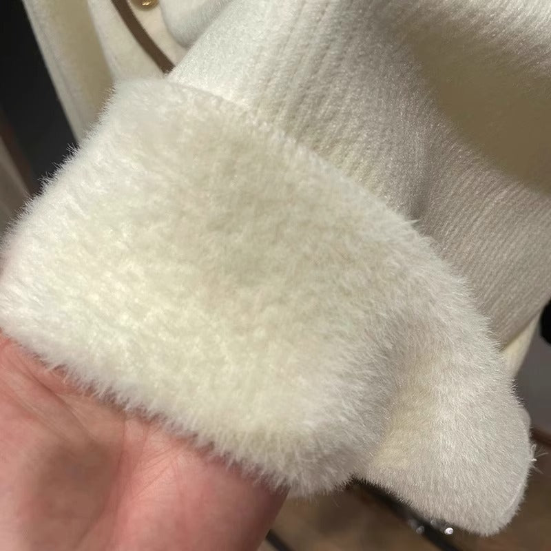 Suéter Peluciado com Botões Dourados - Chic