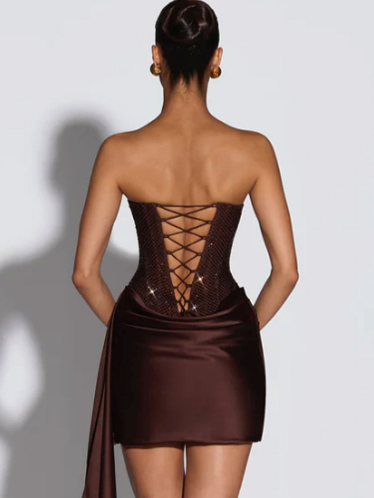 Vestido Feminino Curto de Paetê com Saia de Cetim e Drapeado – Chantilly