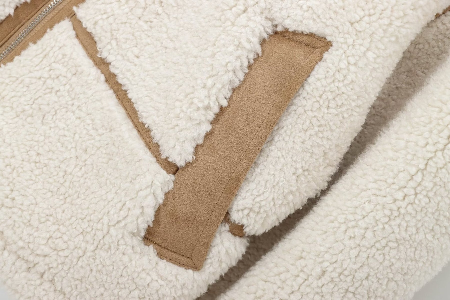 Jaqueta Feminina Peluciada Teddy com Detalhes em Couro – Oslo