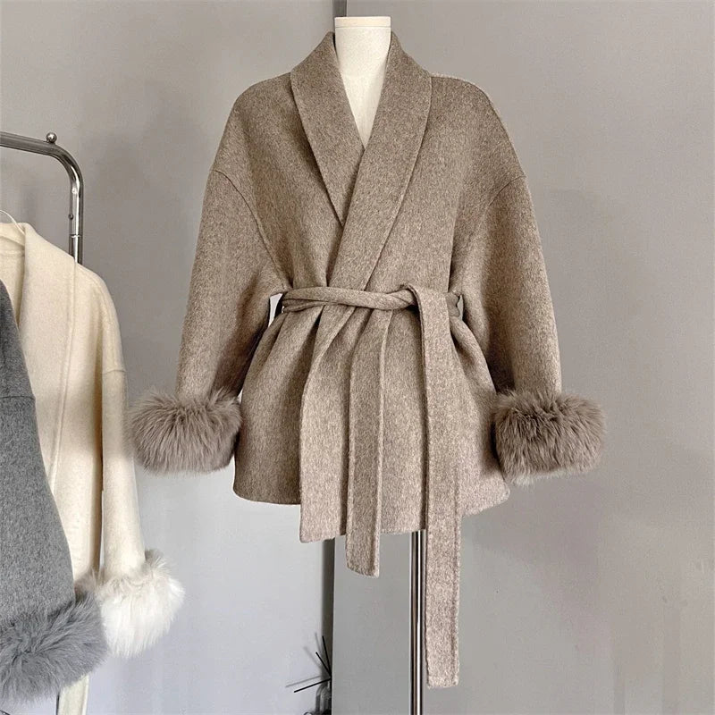 Casaco Feminino de Inverno com Pelúcia Removível e Cinto – Zurique