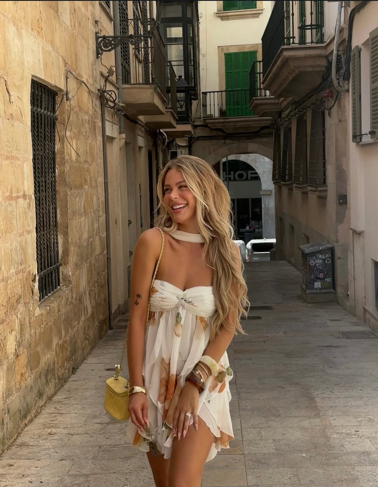 Vestido Curto com Estampa Floral - Bella