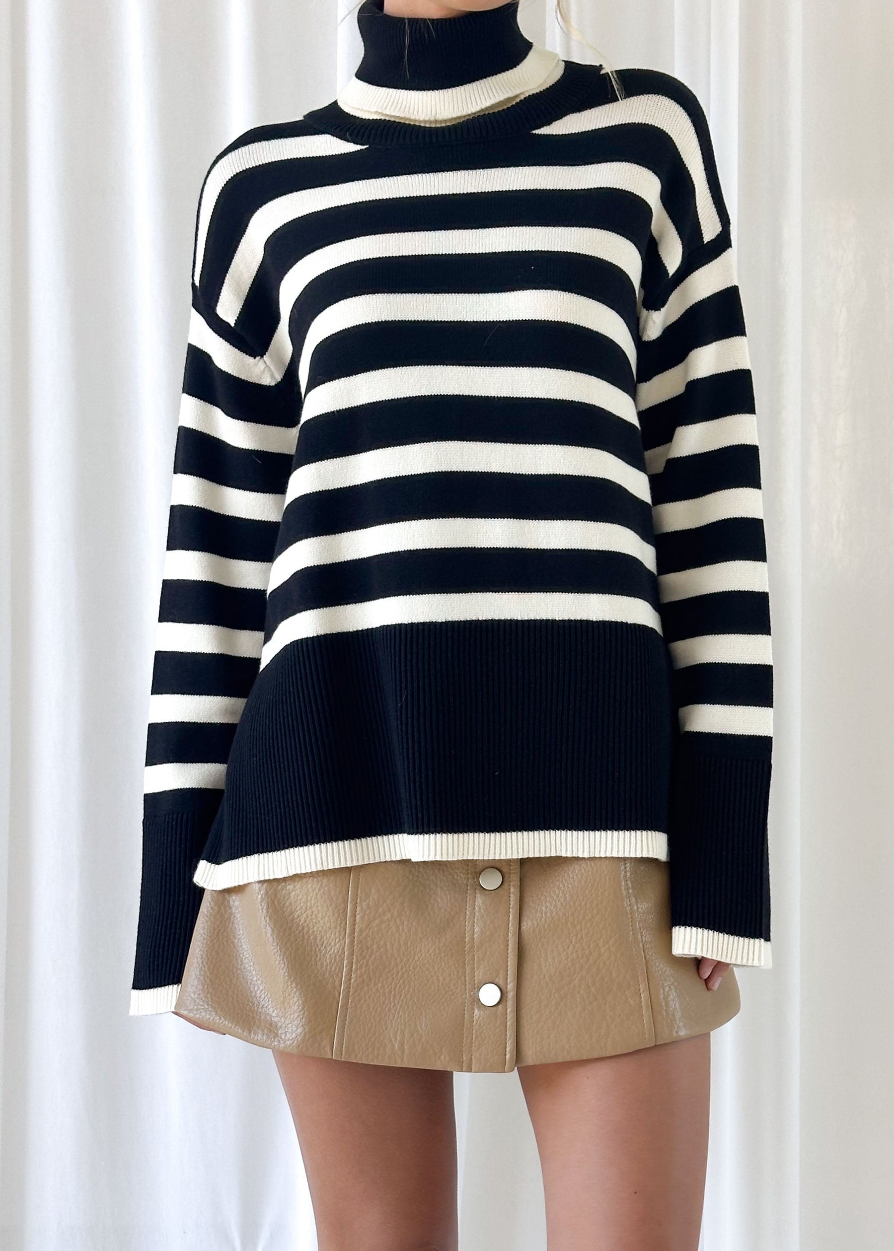 Suéter Listrado Oversize Gola Alta