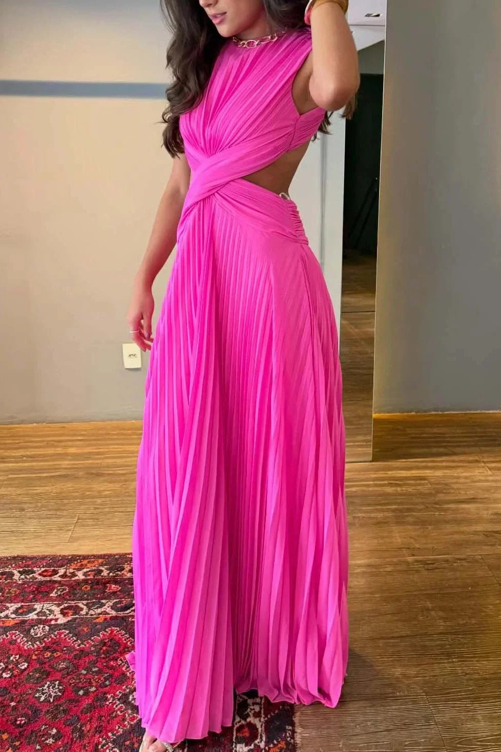 Vestido Feminino Longo Plissado com Cut-Out na Cintura – Bianca