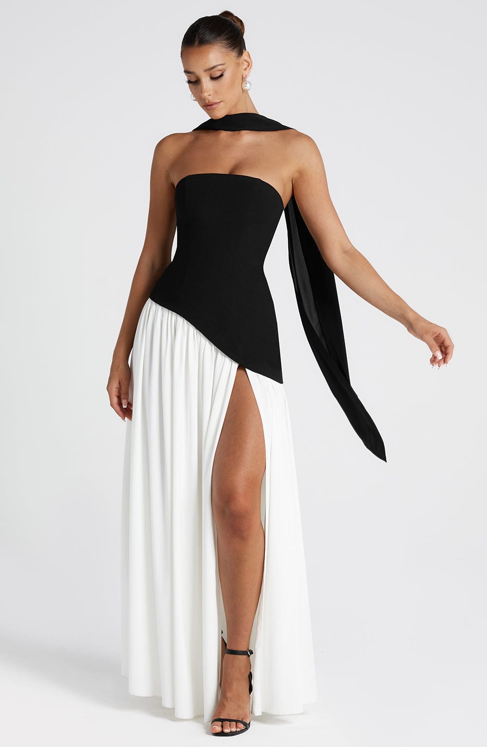 Vestido Feminino Longo Tomara que Caia com Gola Choker e Fenda – Chianti