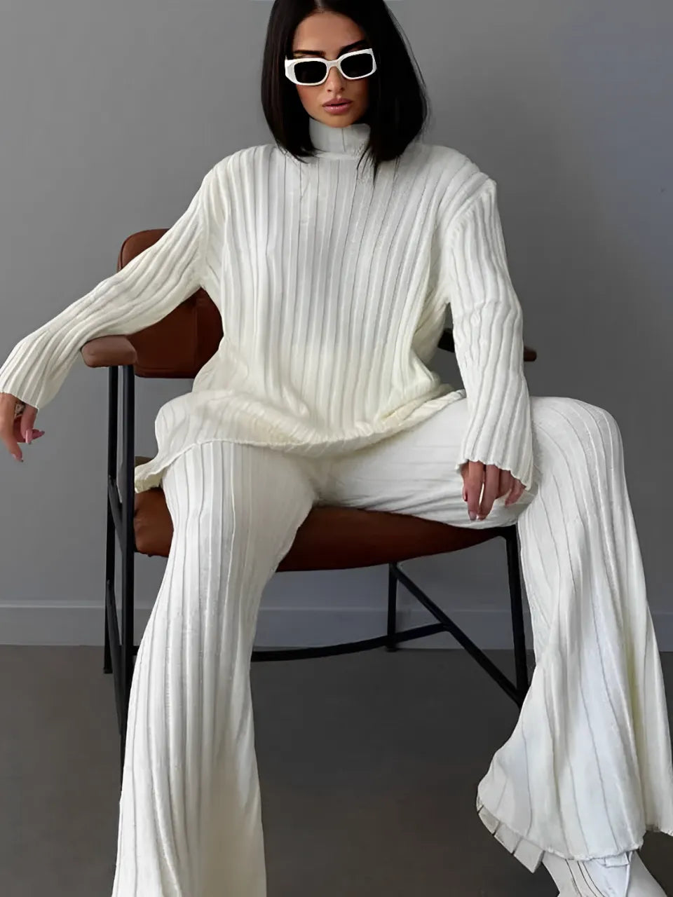 Conjunto de Tricô Canelado com Suéter de Gola Alta e Calça Flare de Cintura Alta