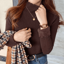Blusa Peluciada e Canelada com Gola Alta