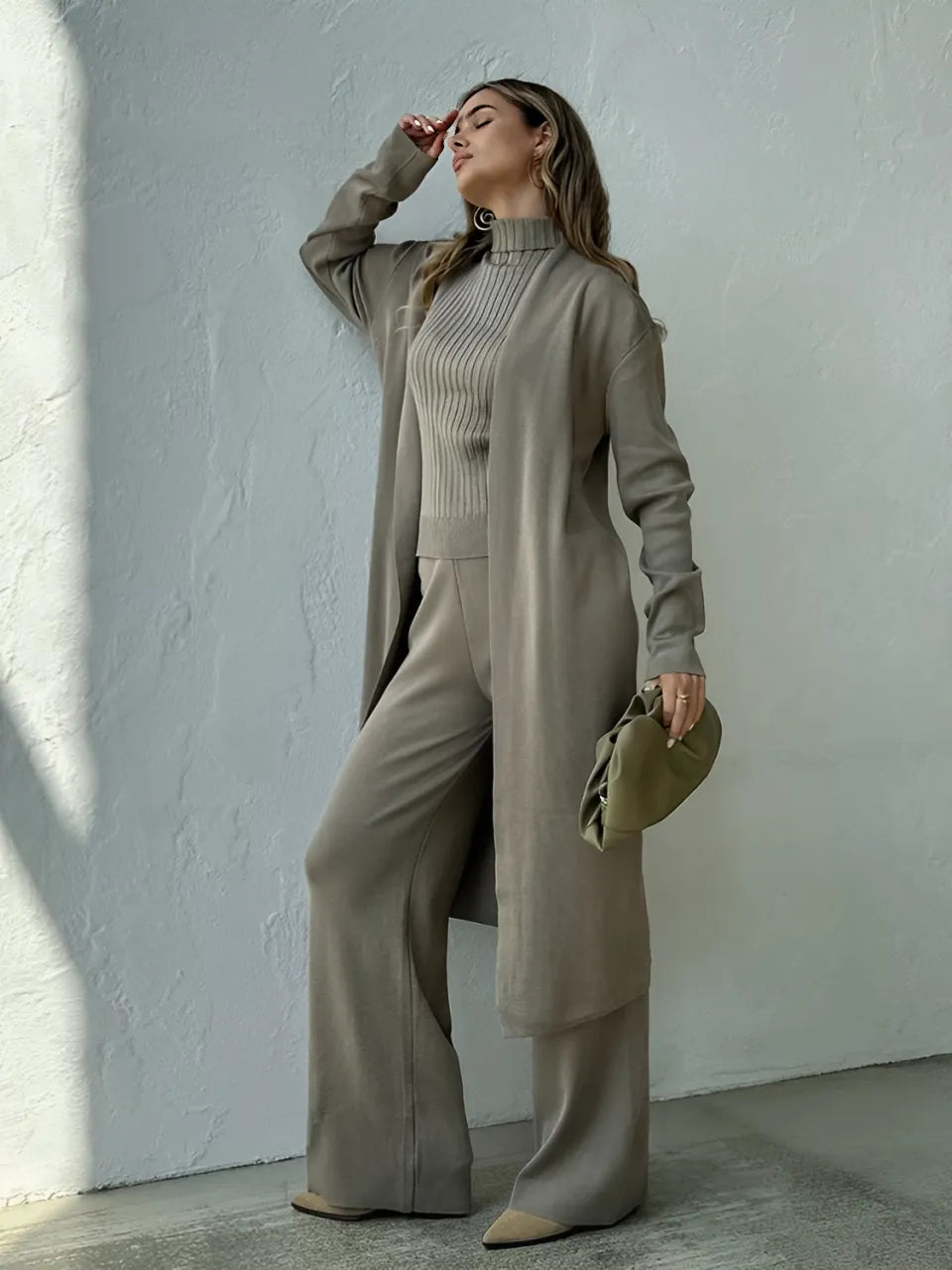 Conjunto de 3 Peças com Blusa Canelada Gola Alta Calça Pantalona de Cintura Elástica e Cardigan Alongado