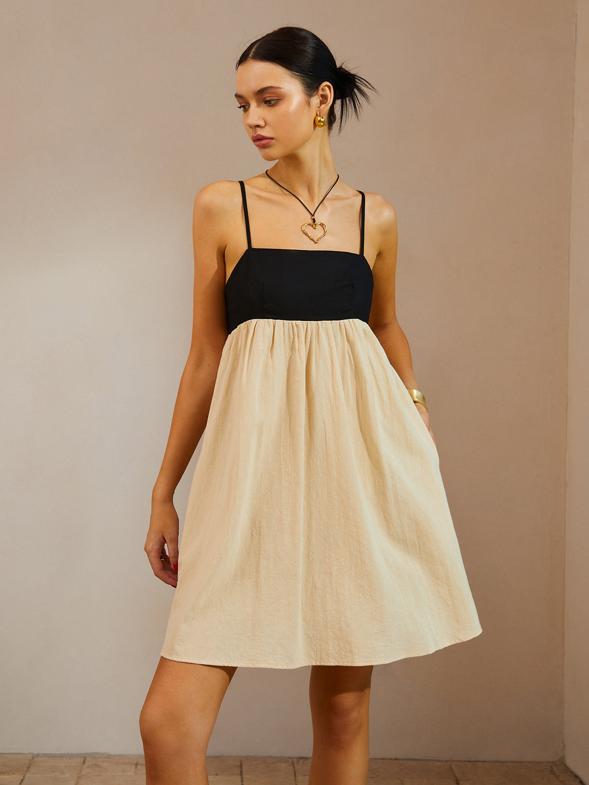 Vestido Curto com Alças Finas
