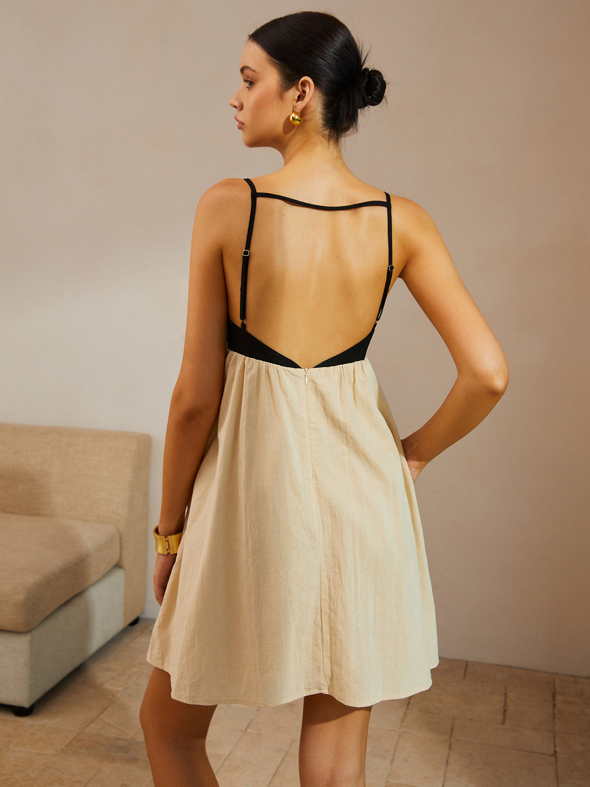 Vestido Curto com Alças Finas
