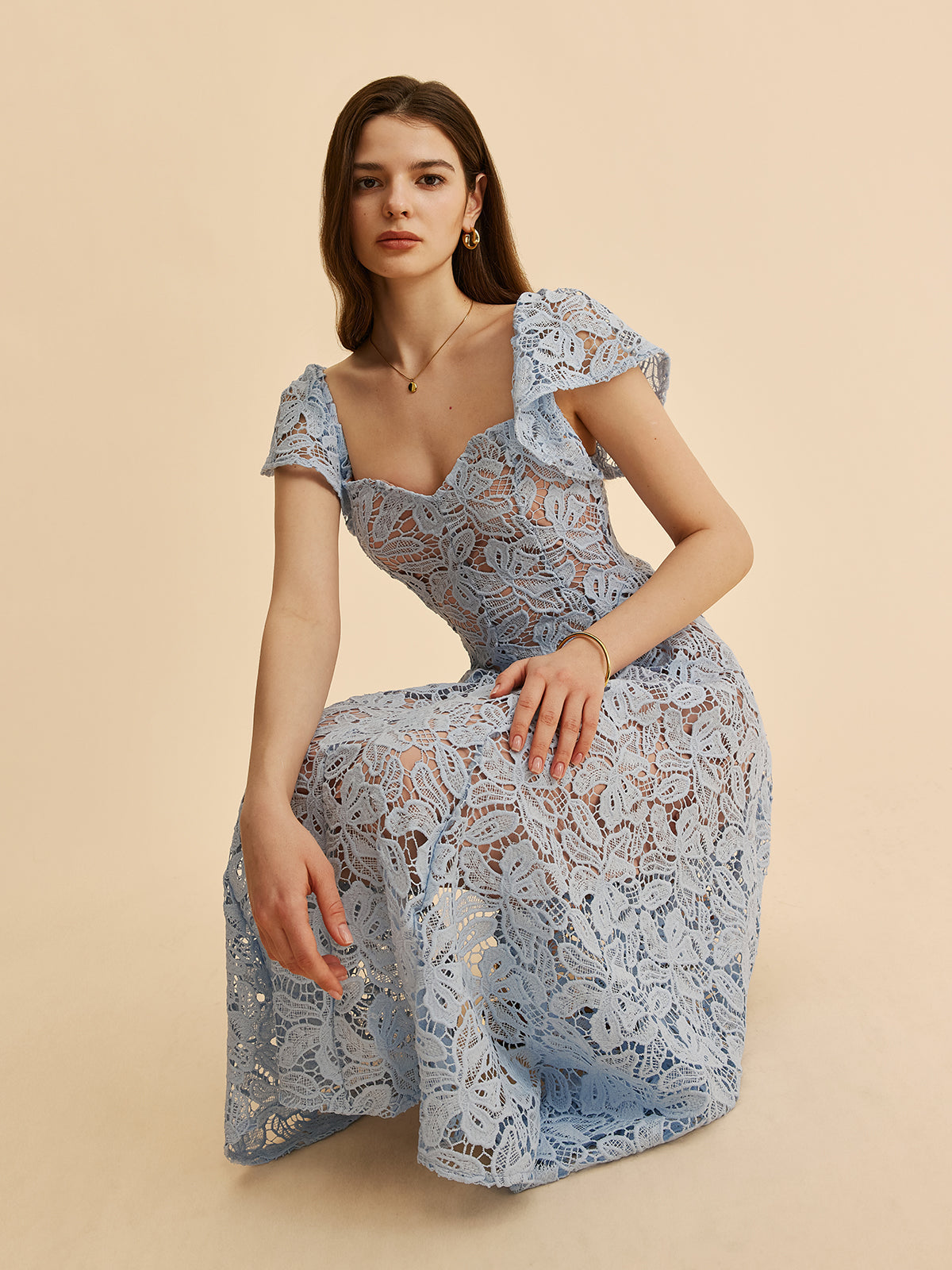 Vestido Midi de Renda com Decote em Coração