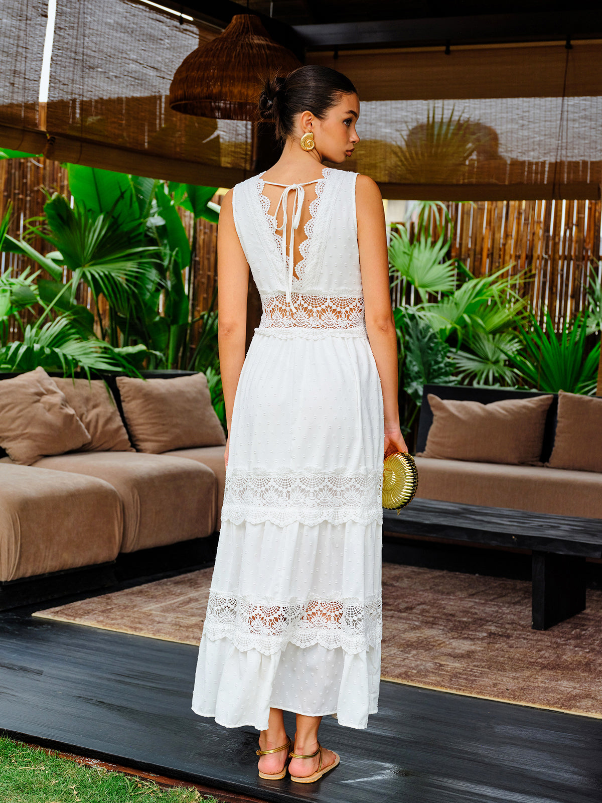 Vestido Longo com Decote em V e Acabamento em Renda