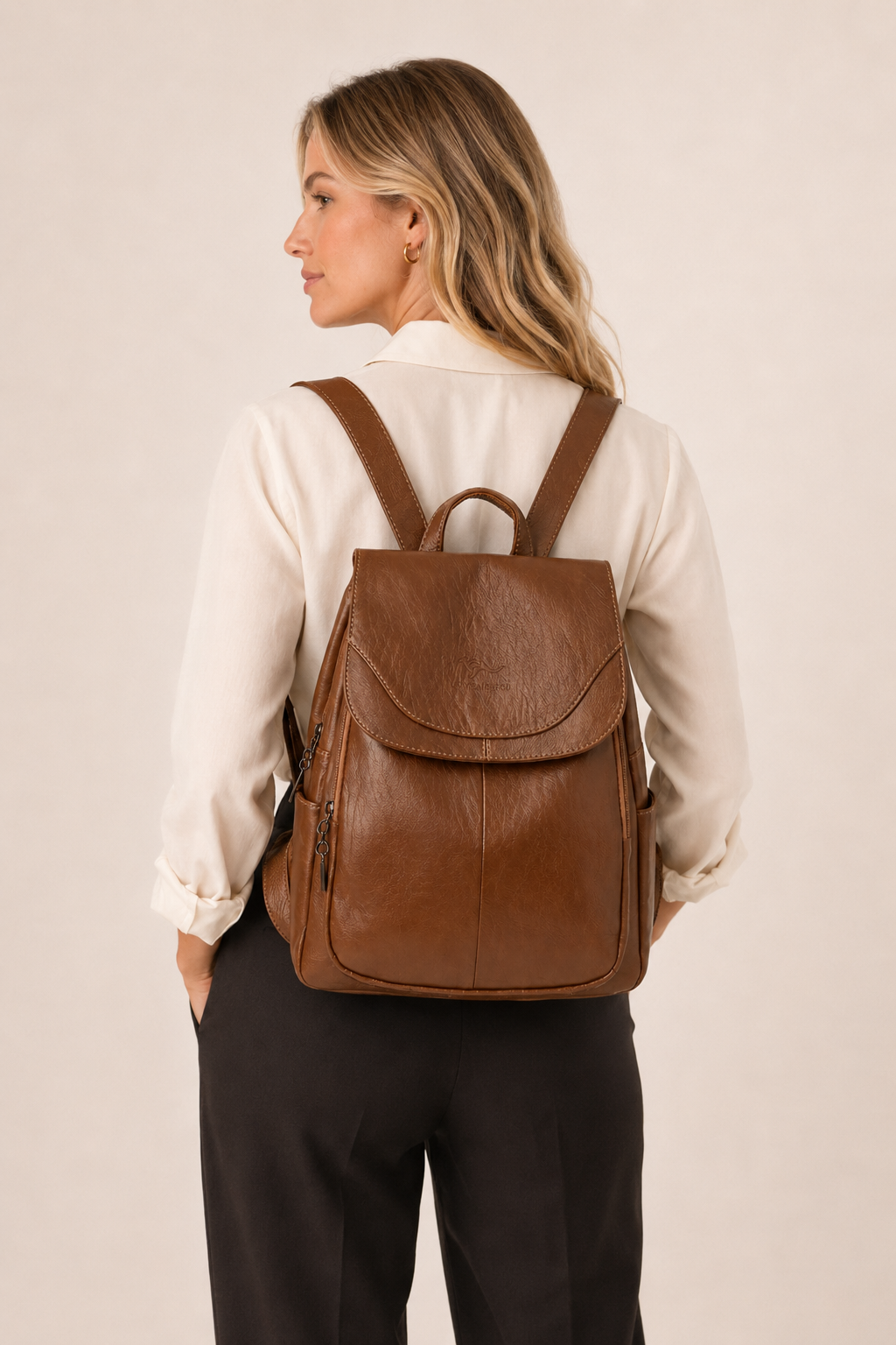 Mochila Feminina de Couro Legítimo com Aba Frontal – Torino