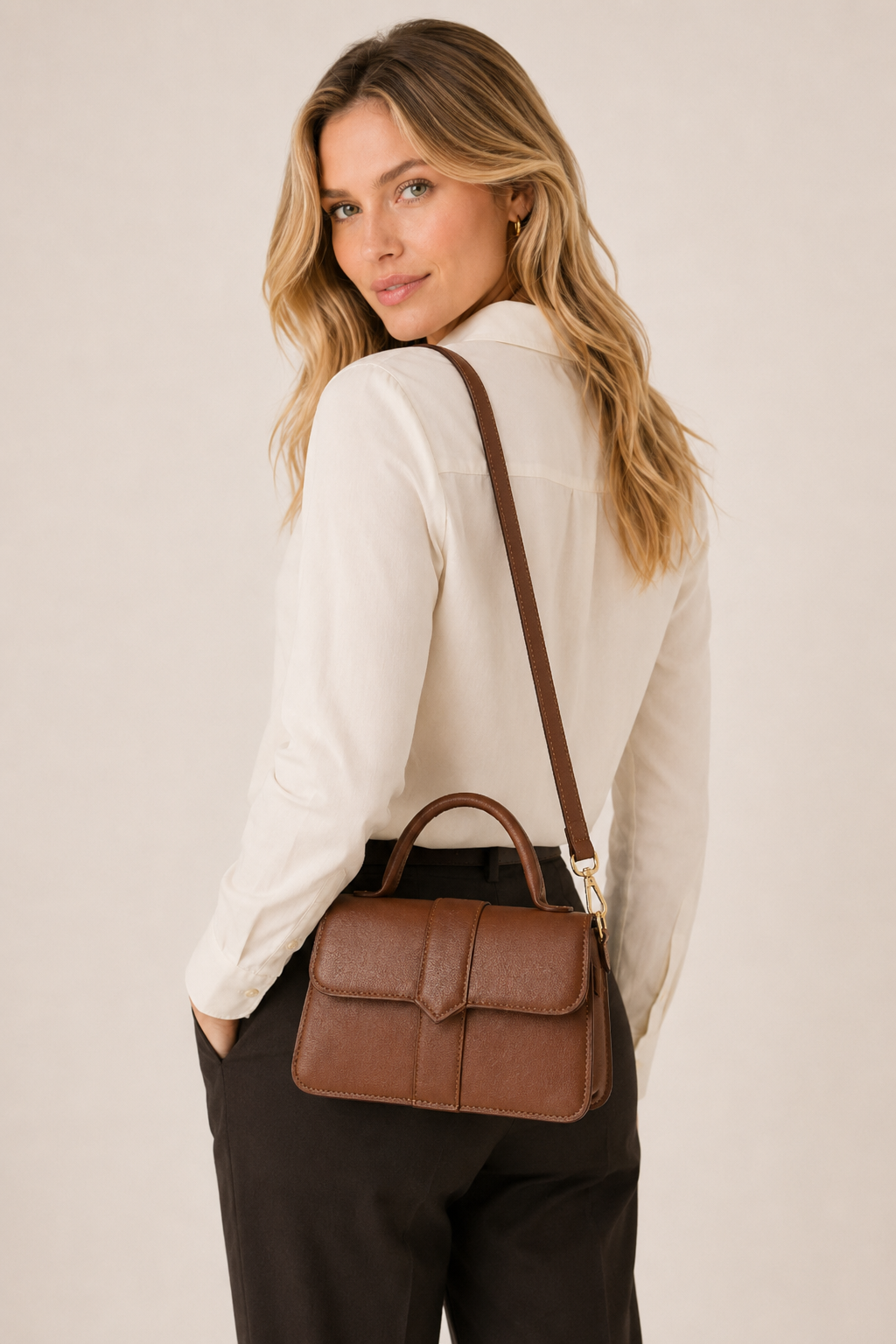 Bolsa Feminina de Couro Legítimo com Alça de Mão Estruturada – Amelia