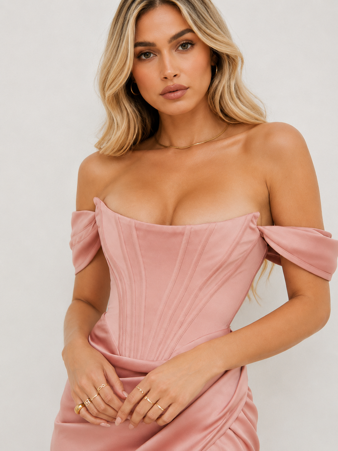 Vestido Feminino Midi de Cetim com Corset e Fenda Ombro a Ombro – Cannes