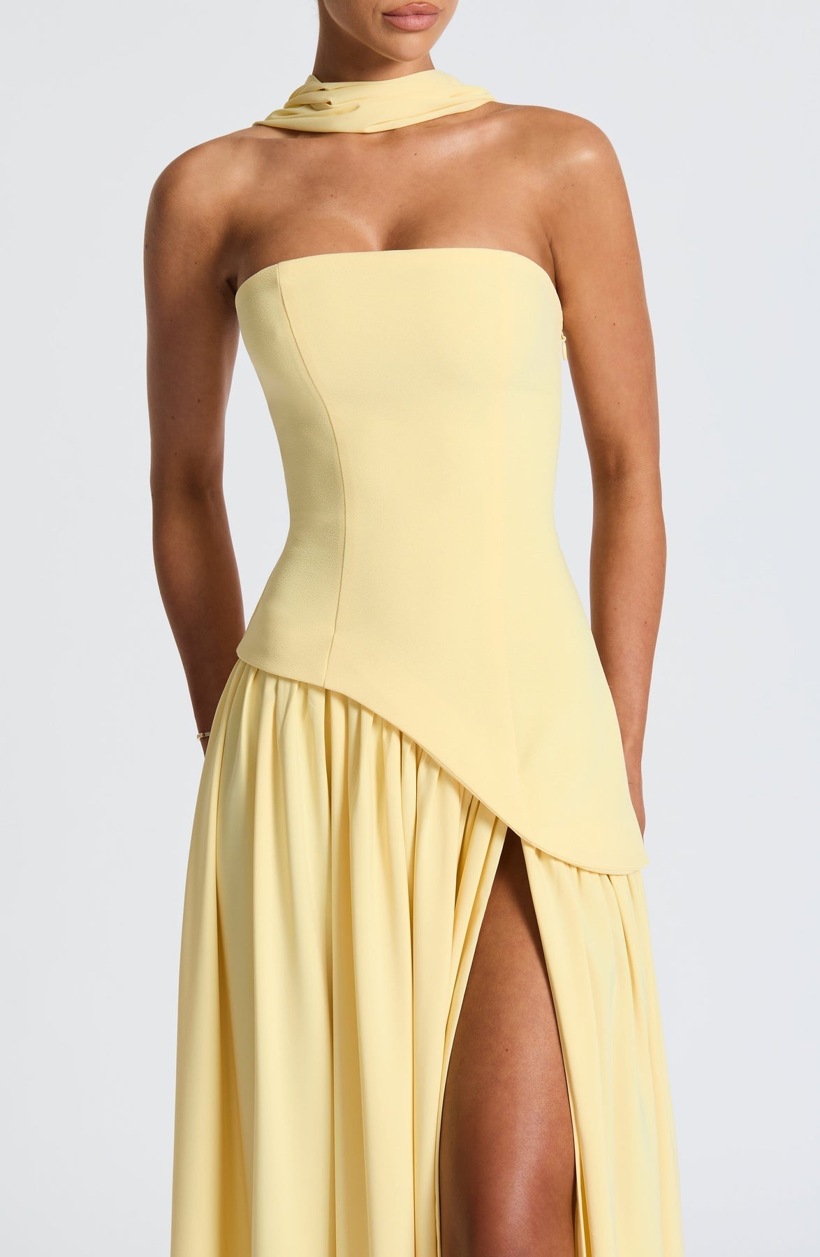 Vestido Feminino Longo Tomara que Caia com Gola Choker e Fenda – Chianti