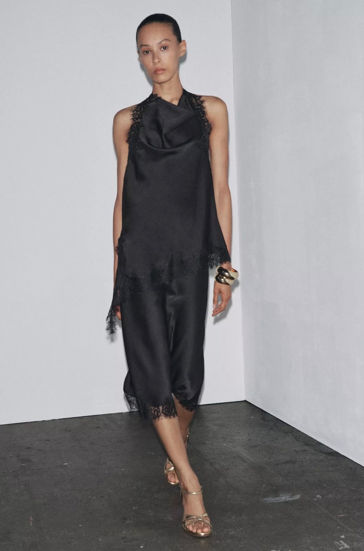 Top Halter Acetinado com Renda – Noire