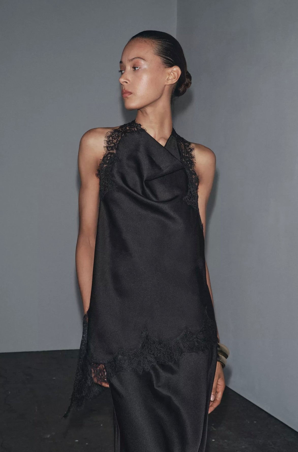 Top Halter Acetinado com Renda – Noire