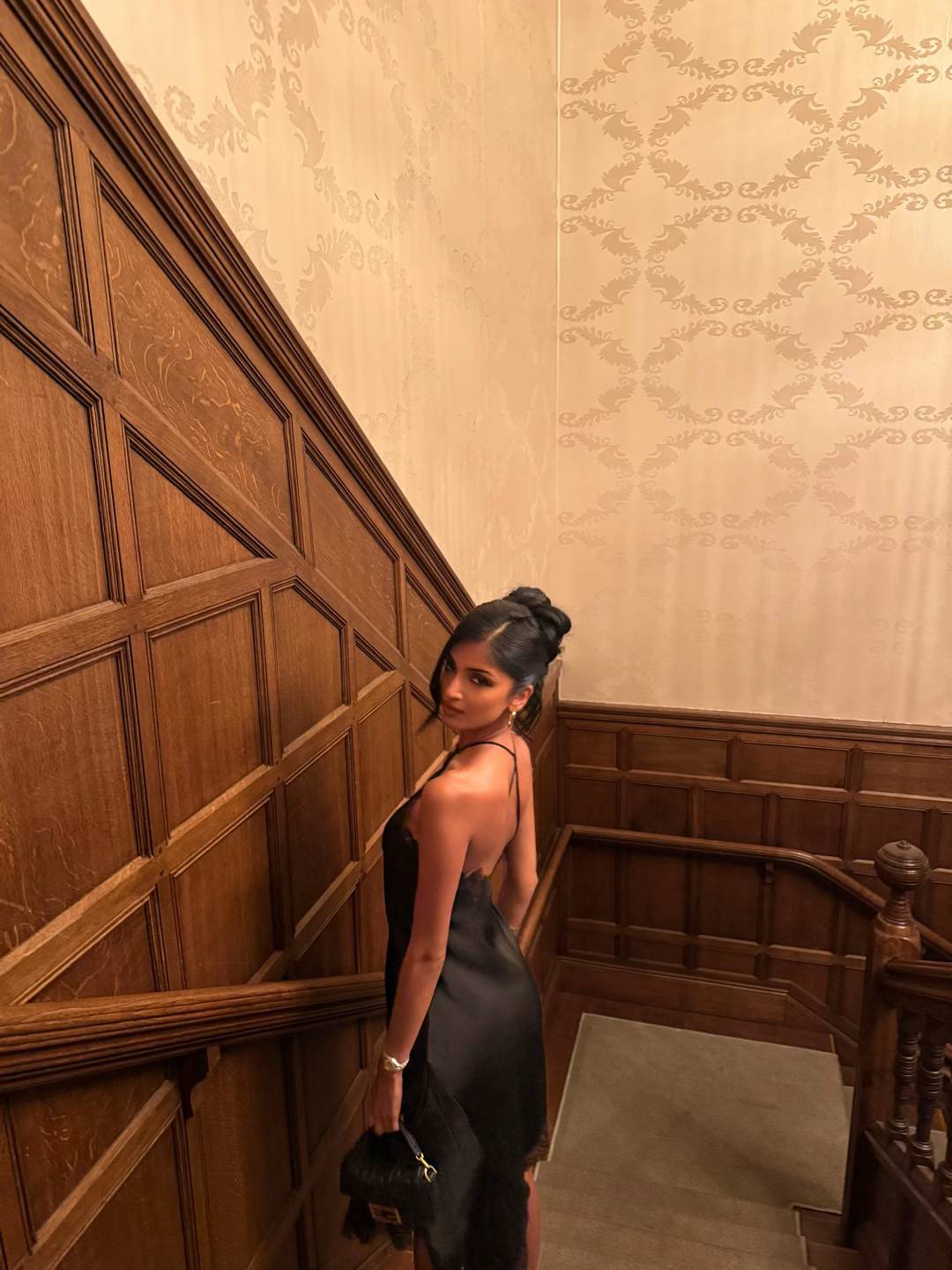 Vestido Curto Acetinado com Renda - Liora