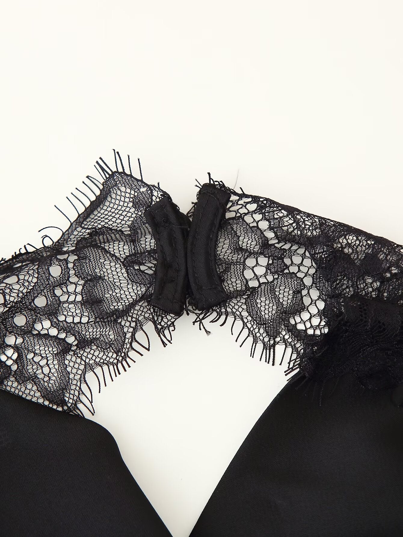 Top Halter Acetinado com Renda – Noire