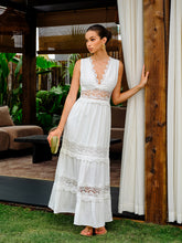 Vestido Longo com Decote em V e Acabamento em Renda