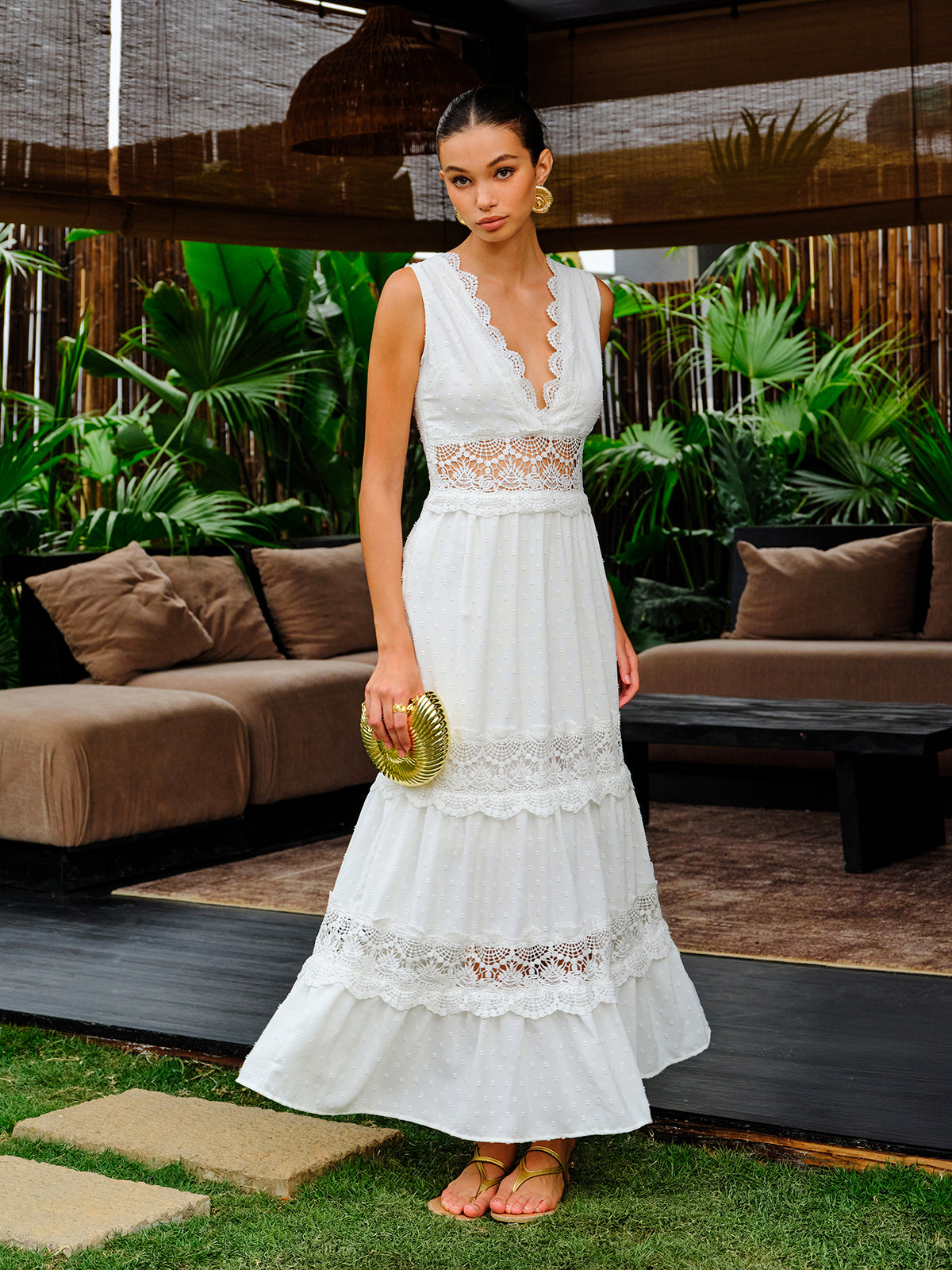 Vestido Longo com Decote em V e Acabamento em Renda