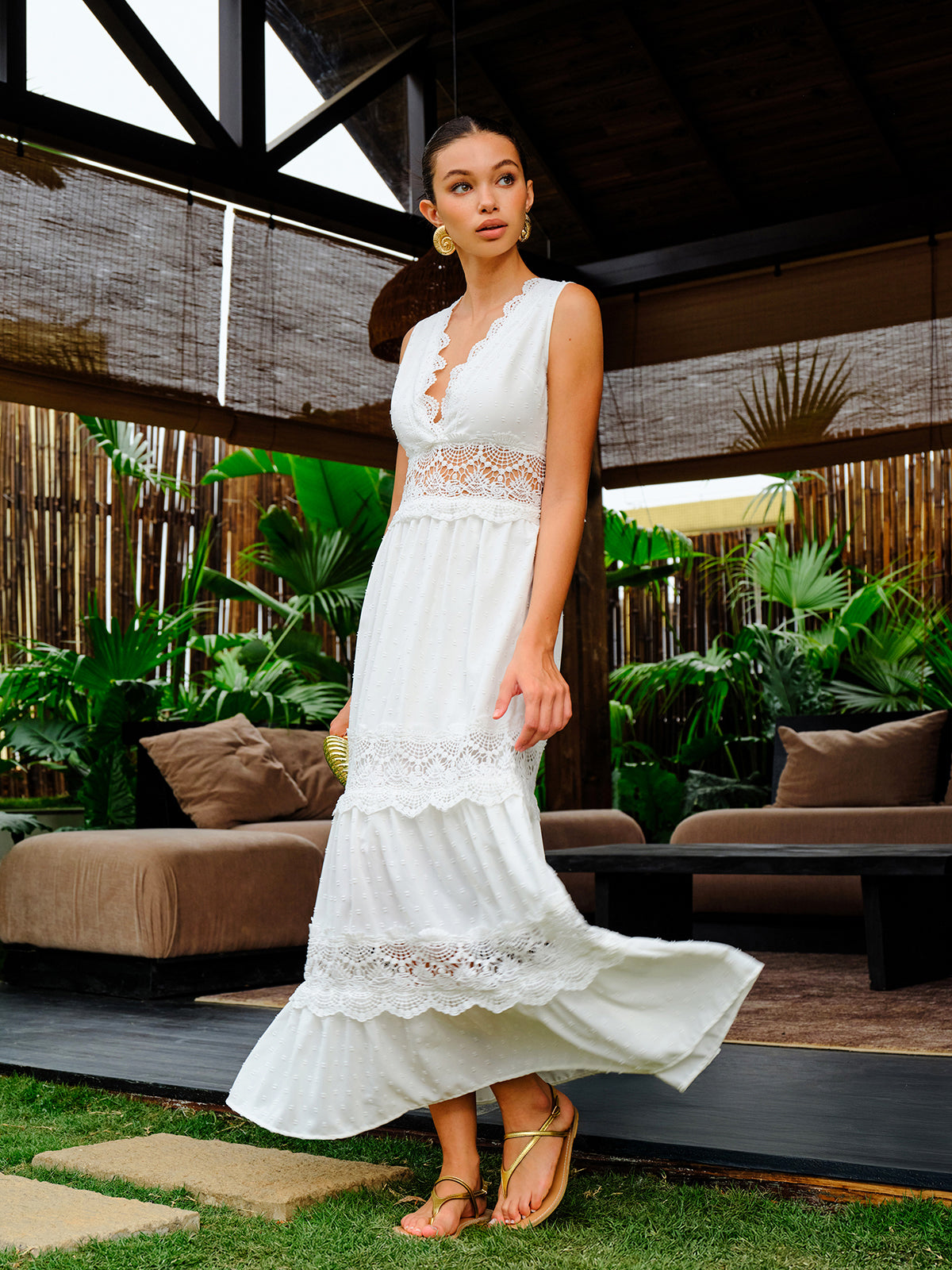 Vestido Longo com Decote em V e Acabamento em Renda