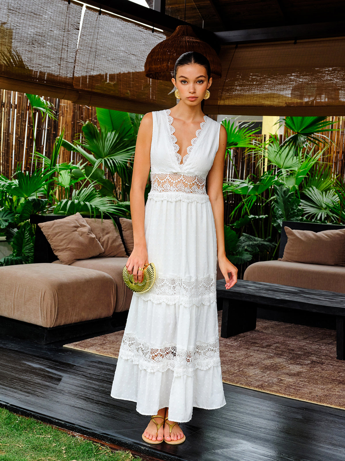 Vestido Longo com Decote em V e Acabamento em Renda