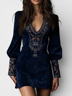 Vestido Feminino Curto Boho de Camurça com Bordado Floral – Marrakesh