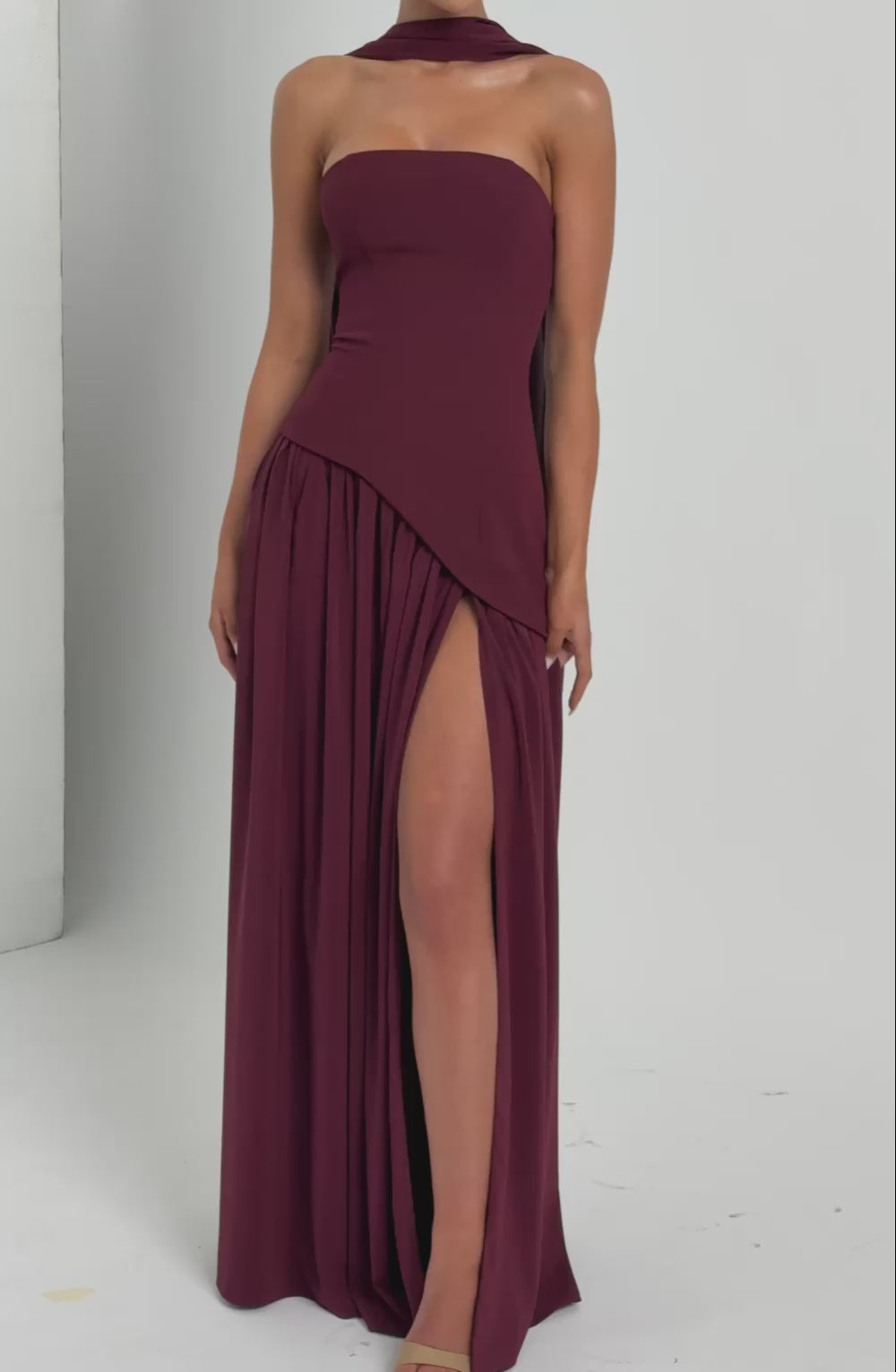 Vestido Feminino Longo Tomara que Caia com Gola Choker e Fenda – Chianti