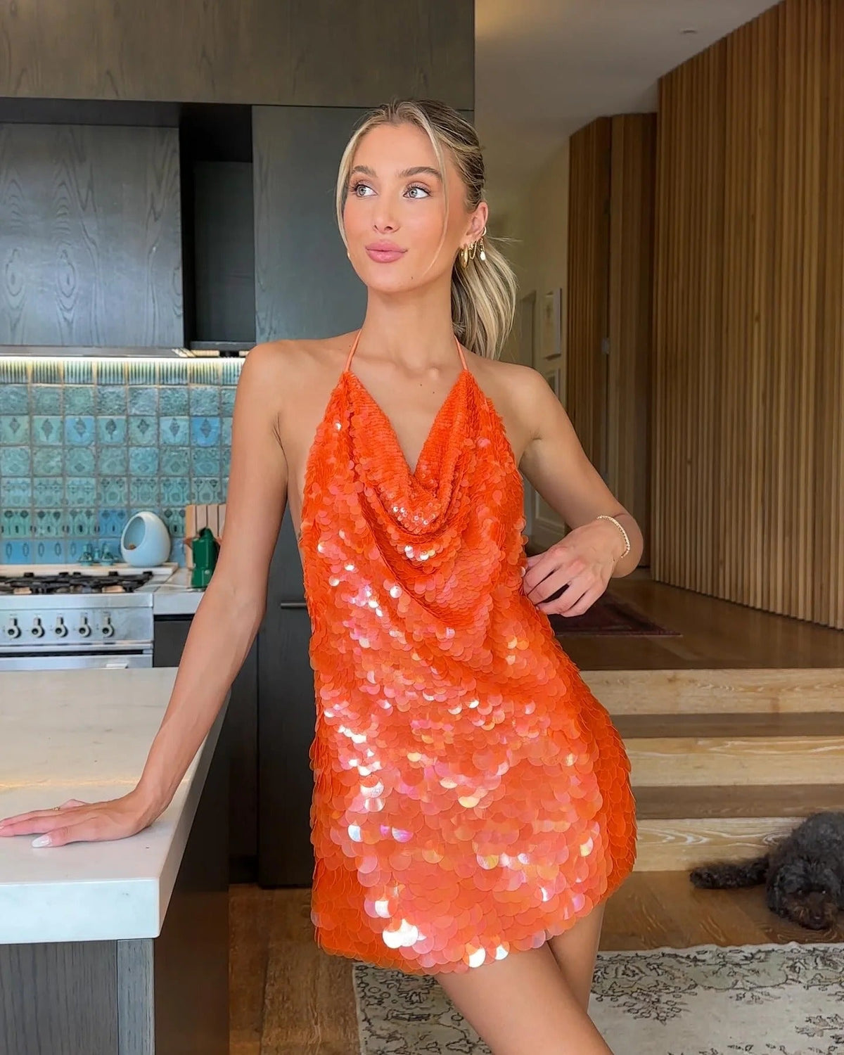 Vestido Curto com Paetês e Decote Halter