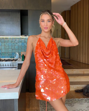 Vestido Curto com Paetês e Decote Halter