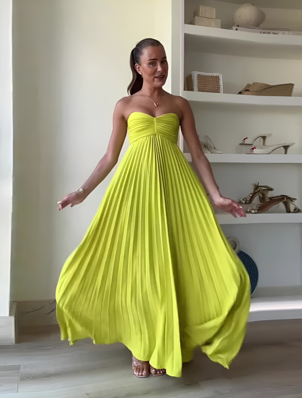 Vestido Feminino Longo Plissado com Echarpe Tomara que Caia – Amabile