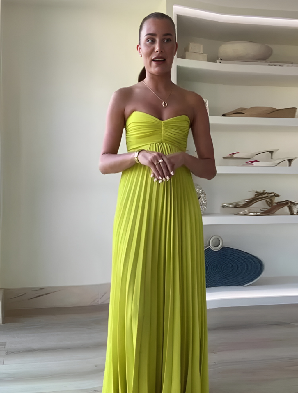 Vestido Feminino Longo Plissado com Echarpe Tomara que Caia – Amabile